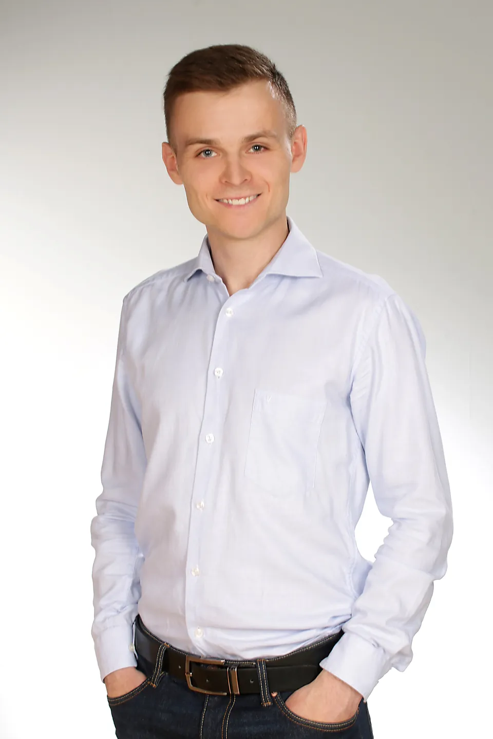 Dawid Szczepański, właściciel DOMERION, w jasnej koszuli